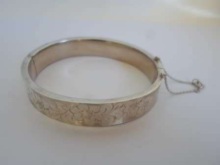 GORGEOUS!! 1975 BIRMINGHAM SILVER CLIP BANGLE WITH ENGRAVED DETAIL  18,6g  WOW!!