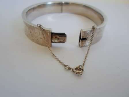 GORGEOUS!! 1975 BIRMINGHAM SILVER CLIP BANGLE WITH ENGRAVED DETAIL  18,6g  WOW!!