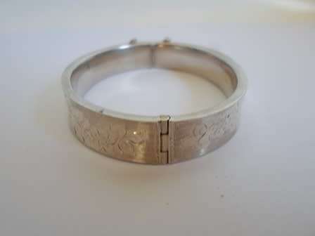 GORGEOUS!! 1975 BIRMINGHAM SILVER CLIP BANGLE WITH ENGRAVED DETAIL  18,6g  WOW!!