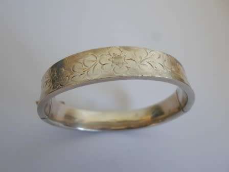 GORGEOUS!! 1975 BIRMINGHAM SILVER CLIP BANGLE WITH ENGRAVED DETAIL  18,6g  WOW!!