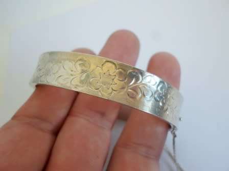GORGEOUS!! 1975 BIRMINGHAM SILVER CLIP BANGLE WITH ENGRAVED DETAIL  18,6g  WOW!!