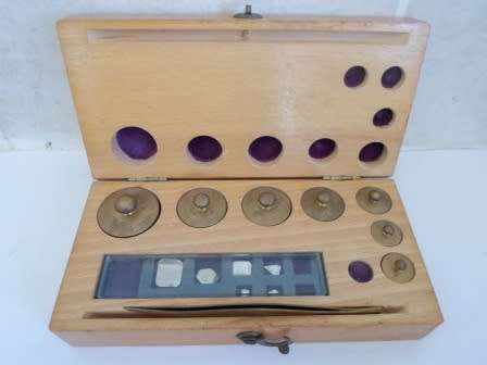 WOW!! VINTAGE GOLD SCALE WEIGHTS IN WOODEN CASE WOW!!