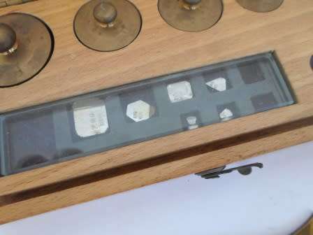 WOW!! VINTAGE GOLD SCALE WEIGHTS IN WOODEN CASE WOW!!