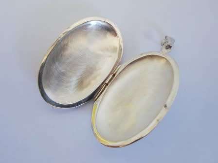 STUNNING!! LARGE STERLING SILVER LOCKET WITH ENGRAVED DETAIL 10,2g WOW!!