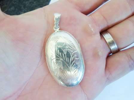 STUNNING!! LARGE STERLING SILVER LOCKET WITH ENGRAVED DETAIL 10,2g WOW!!