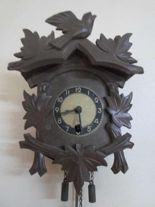WOW!! GORGEOUS MINATURE VINTAGE KEY WIND CUCKOO STYLE CLOCK 100% WORKING WOW!!