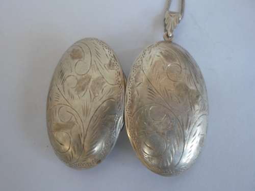 WOW!! EXTRA LARGE VINTAGE STERLING SILVER LOCKET PENDANT WITH LONG CHAIN   21,1g WOW!!