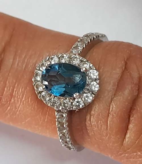 Spectacular sterling silver blue topaz and cz ring  2,0g Wow!!