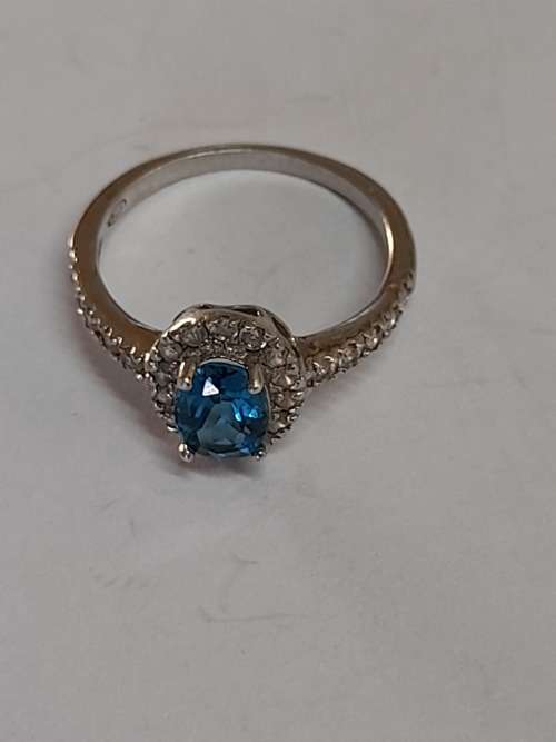 Spectacular sterling silver blue topaz and cz ring  2,0g Wow!!