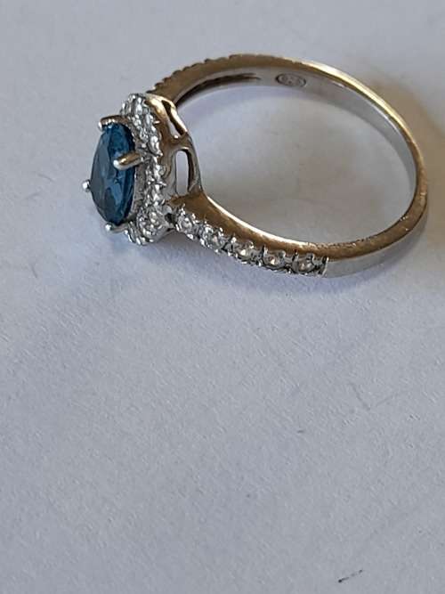 Spectacular sterling silver blue topaz and cz ring  2,0g Wow!!