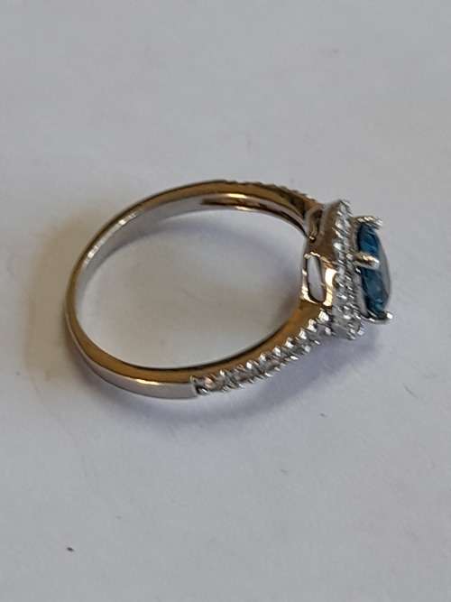 Spectacular sterling silver blue topaz and cz ring  2,0g Wow!!