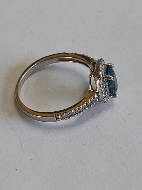 Spectacular sterling silver blue topaz and cz ring  2,0g Wow!!