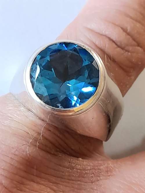 Magnificent!! Large vintage 9ct white gold +-10,00ct blue topaz ring 11,6g value R7500 wow!!