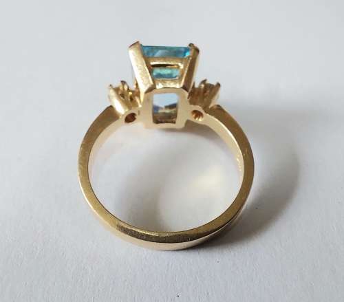 Exquisite!! Vintage 14ct gold Topaz and 0,10ct diamond ring 5,11g Value R8950