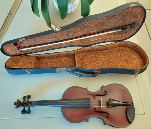 Amazing!! Caspar da solo 1575 violin with case & extras  Value R15000