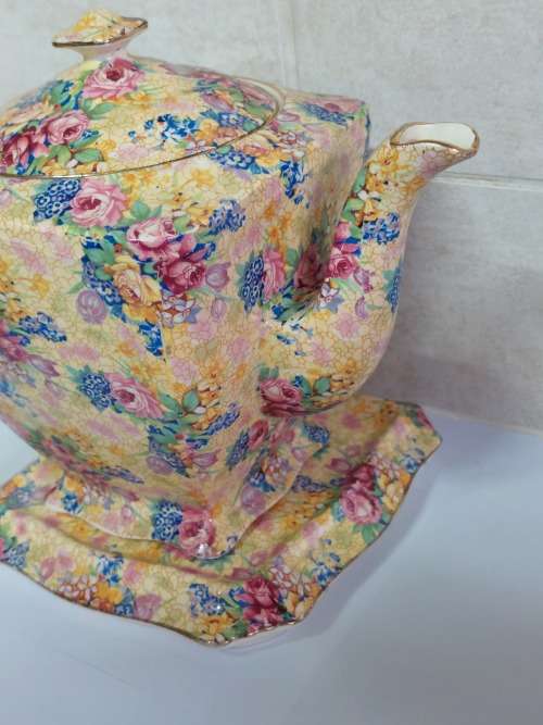 Wow!! 1930`s Royal Winton Welbeck chintz teapot & stand Value R2500
