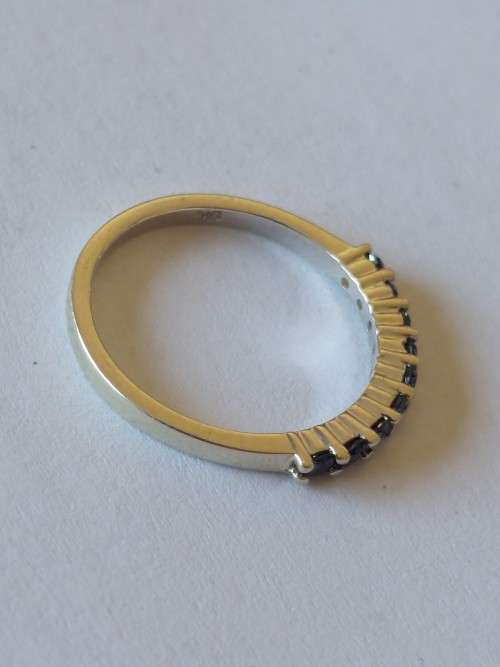 Gorgeous 9ct white gold black diamond ring 1,5g  Value R3950