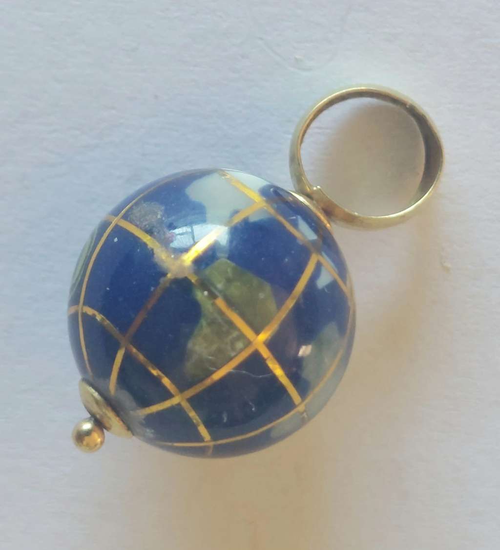 Wow!! Vintage 14ct gold mixed stone globe pendant 1,5g Value R3500