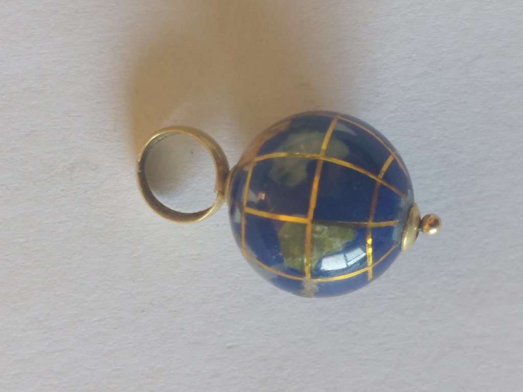 Wow!! Vintage 14ct gold mixed stone globe pendant 1,5g Value R3500