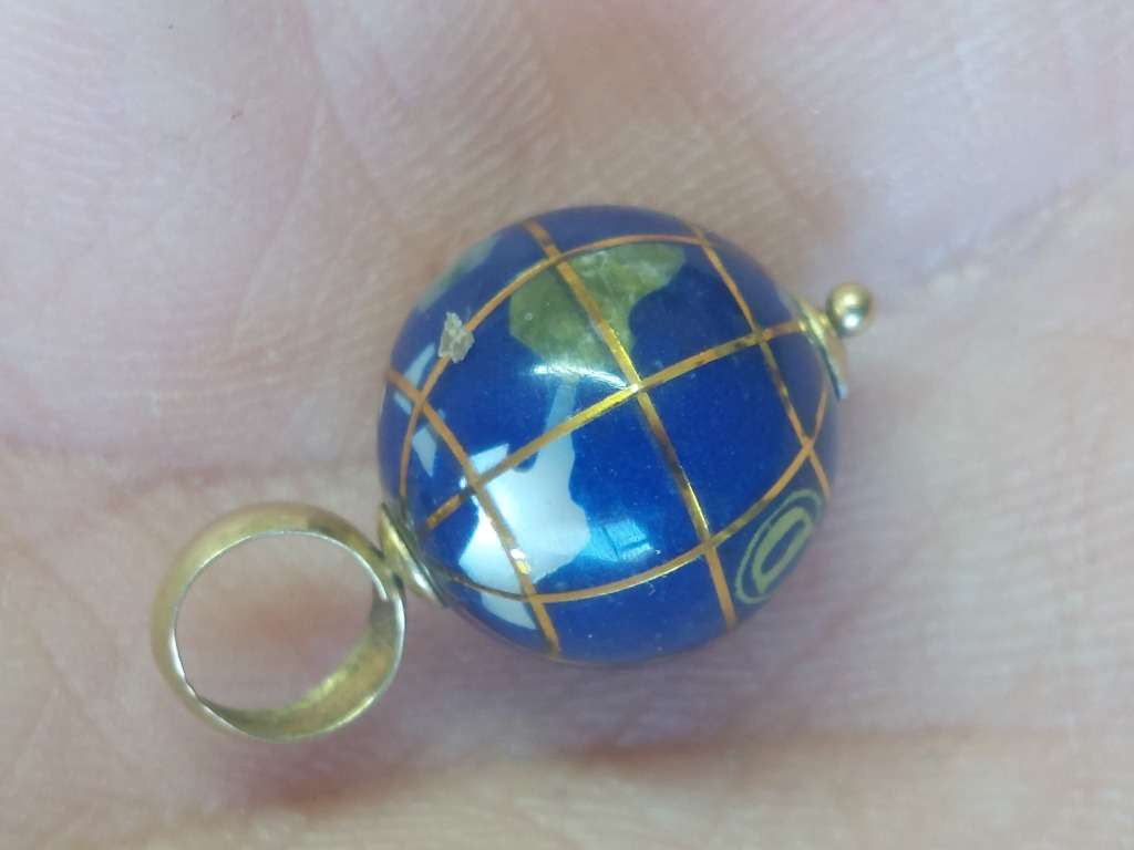 Wow!! Vintage 14ct gold mixed stone globe pendant 1,5g Value R3500