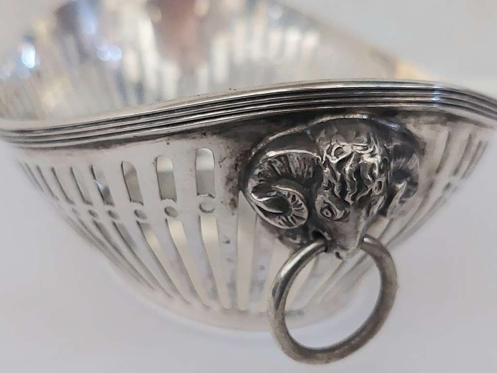 Spectacular 19th century Dutch silver rams head dish 103,1g Value R2500