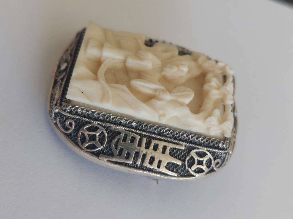 Rare!! Antique Chinese sterling silver & carved bone brooch circa 1900,  17,8g
