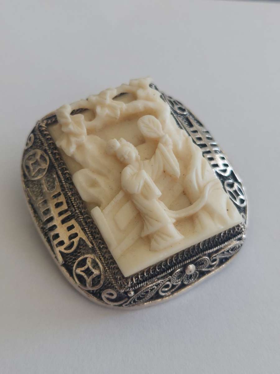 Rare!! Antique Chinese sterling silver & carved bone brooch circa 1900,  17,8g