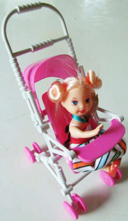 Stunning tiny doll and Pram set. Really Cute!!