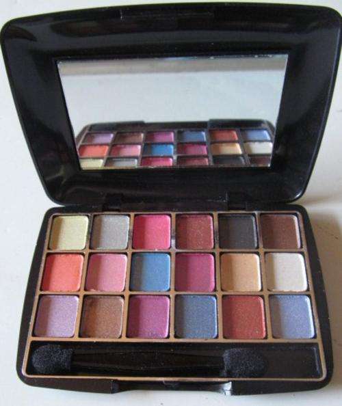 18 Piece colourfull compact eyeshadow kit with mirror