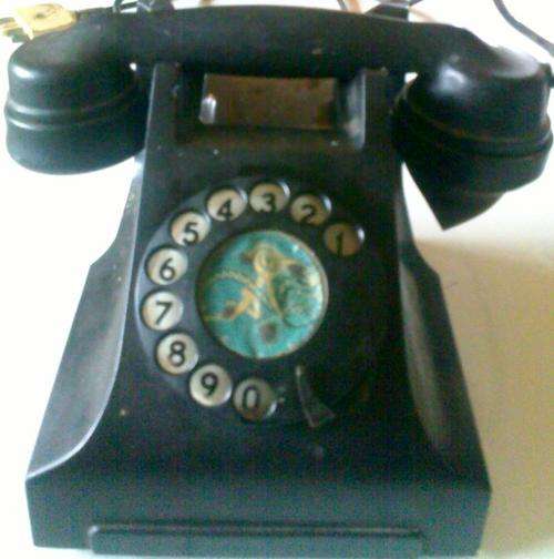 VERY OLD Telephone, dont miss out on this one!!! Complete with cords(not compatible with mordern pl)