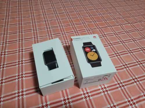 HUAWAI WATCH FIT - BLACK ***GREAT CONDITION*** BOX AND ORIGINAL CHARGER INCLUDED