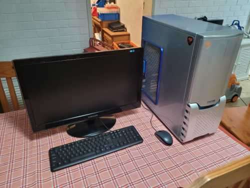 DESKTOP PC - AMD Phenom II X6 1090T - 730 WATT PSU - Samsung 23 inch 2ms