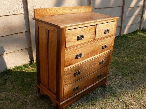 Oak chest of drawers