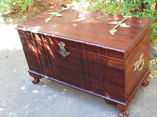 Mahogany ball and claw linen kist