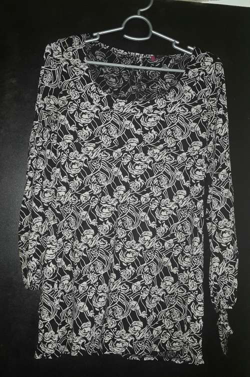 100% Viscose Black and White Top with roses * STUNNING