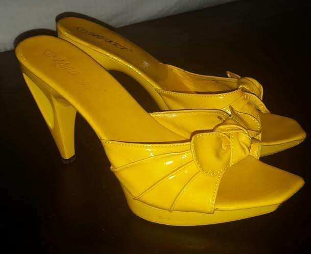 Stunningly different! Yellow Stilettos * In great condition!