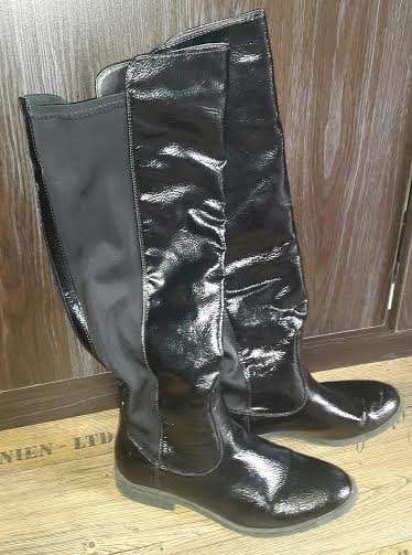 AS NEW! Ladies Black boots with stretch insert * Size 7