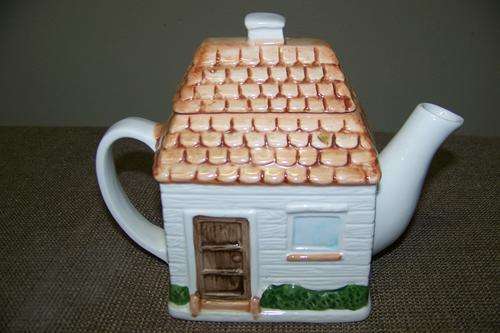 Teapot- collectors item (in the form of a house)