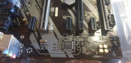 Gigabyte Z390 Ultra Durable Motherboard, intel Gold 3.7ghz CPU, 4GB RAM, 6 PCIe Slots.