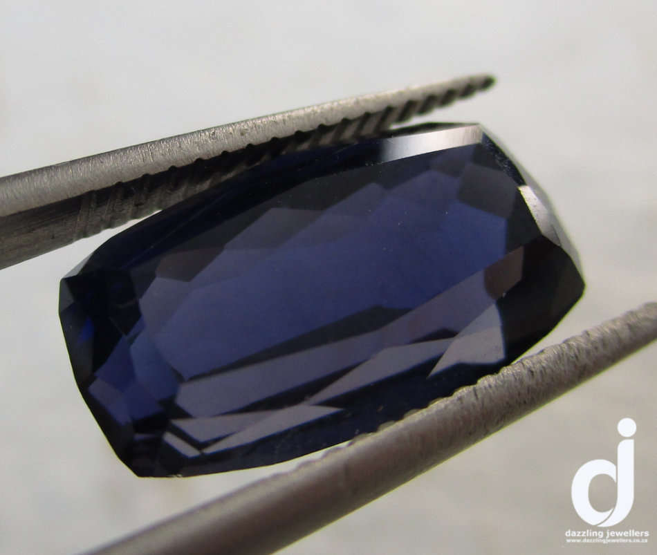 Iolite. Cushion-rectangular. 5.70ct. |14.45 x 8.45mm