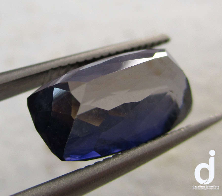 Iolite. Cushion-rectangular. 5.70ct. |14.45 x 8.45mm