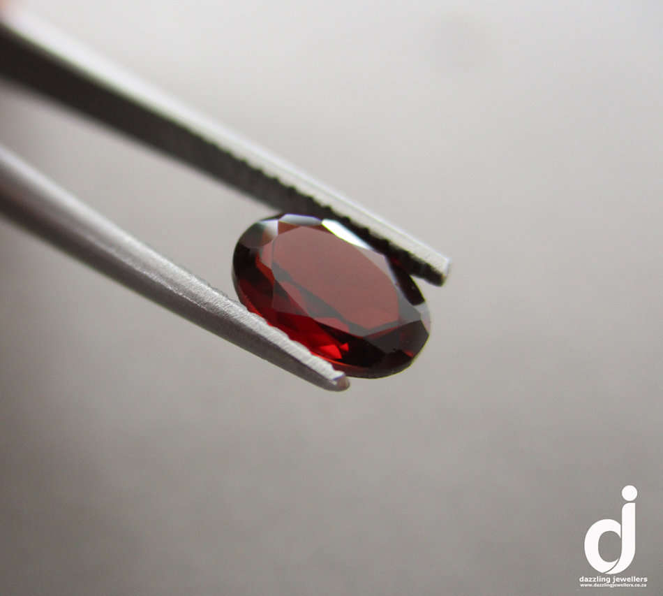 GARNET: Oval | 7x5mm | 0.90ct