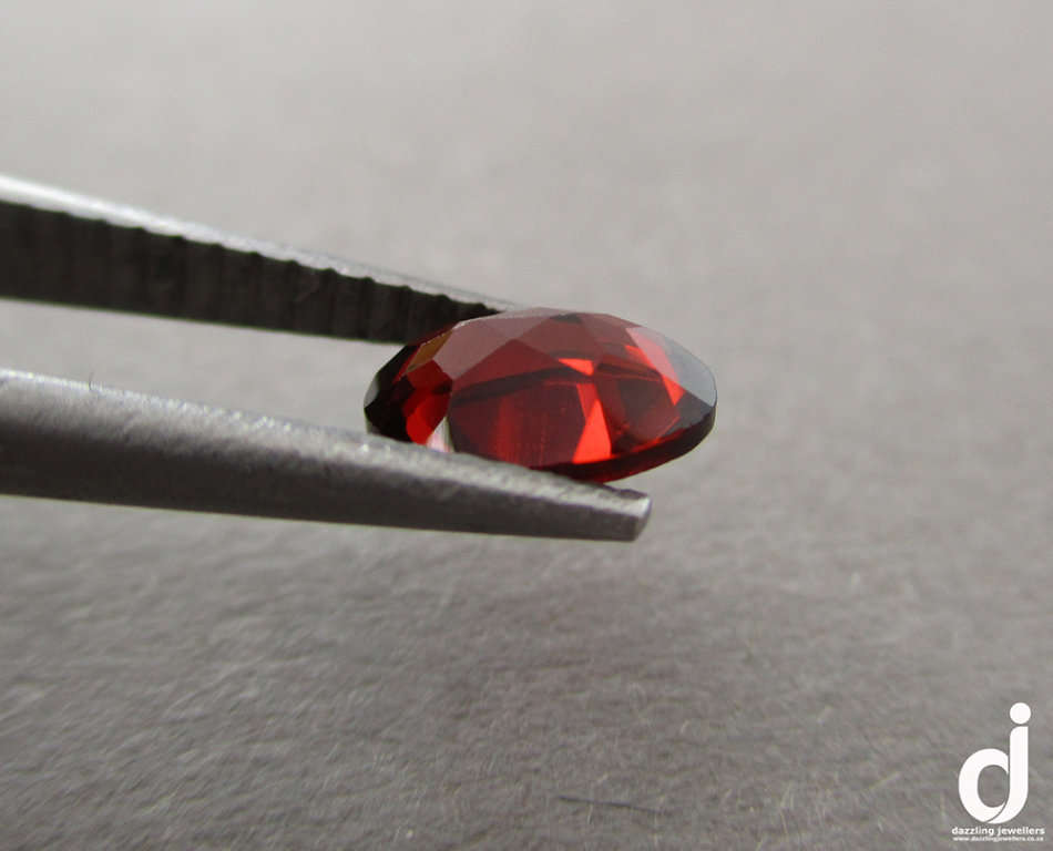 GARNET: Oval | 7x5mm | 0.90ct