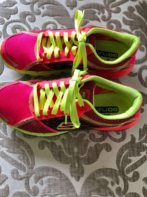 Skechers GO RUN 2 - Size 4