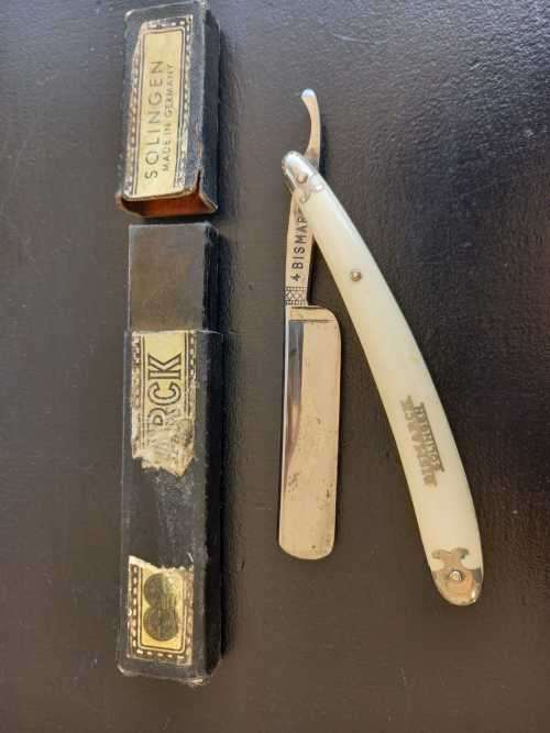 ANTIQUE STRAIGHT RAZOR (CUT THROAT)