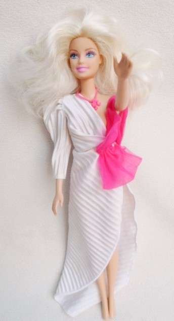 A 2010 MATTEL BARBIE WITH GLORIOUS ASH BLONDE HAIR AND ORIGINAL 'BARBIE FASHION' DRESS!!