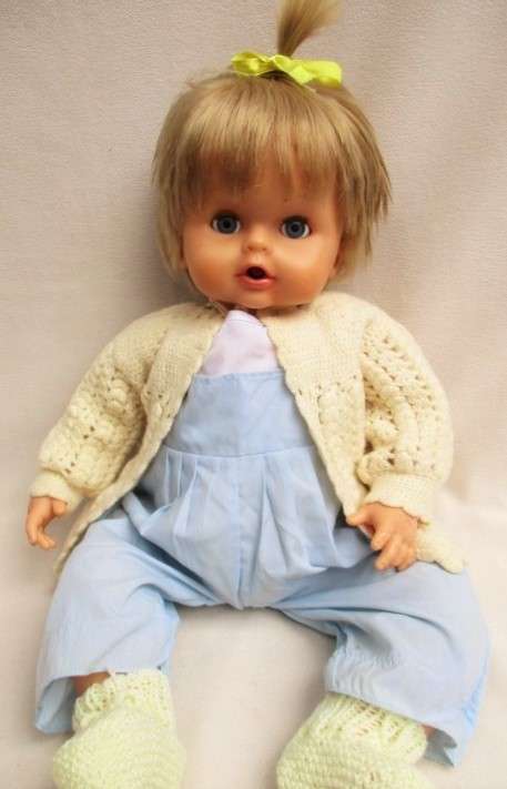 A LARGE 50CM TALL 'GIOCHI PREZIOSI' BABY DOLL THAT OPENS HER EYES WHEN YOU PULL OUT HER DUMMY!!