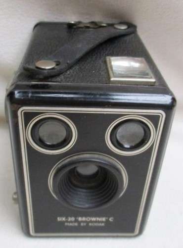 A VINTAGE SIX-20 'BROWNIE' C BOX CAMERA!!