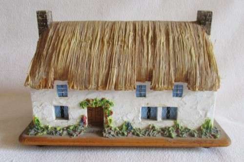 VERY OLD MUSICAL JEWELLERY BOX - PLAYING THE EVOCATIVE MEDIEVAL TUNE 'MY LADY GREENSLEEVES'