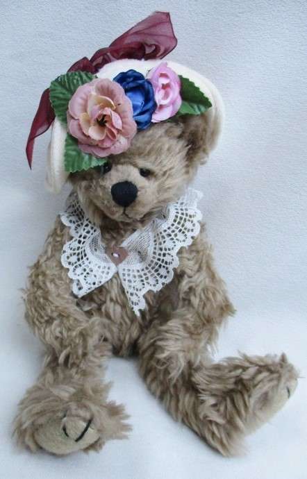 A VERY PRETTY AND VERY COLLECTABLE 'HEARTFELT COLLECTIBLES' BEAR!!